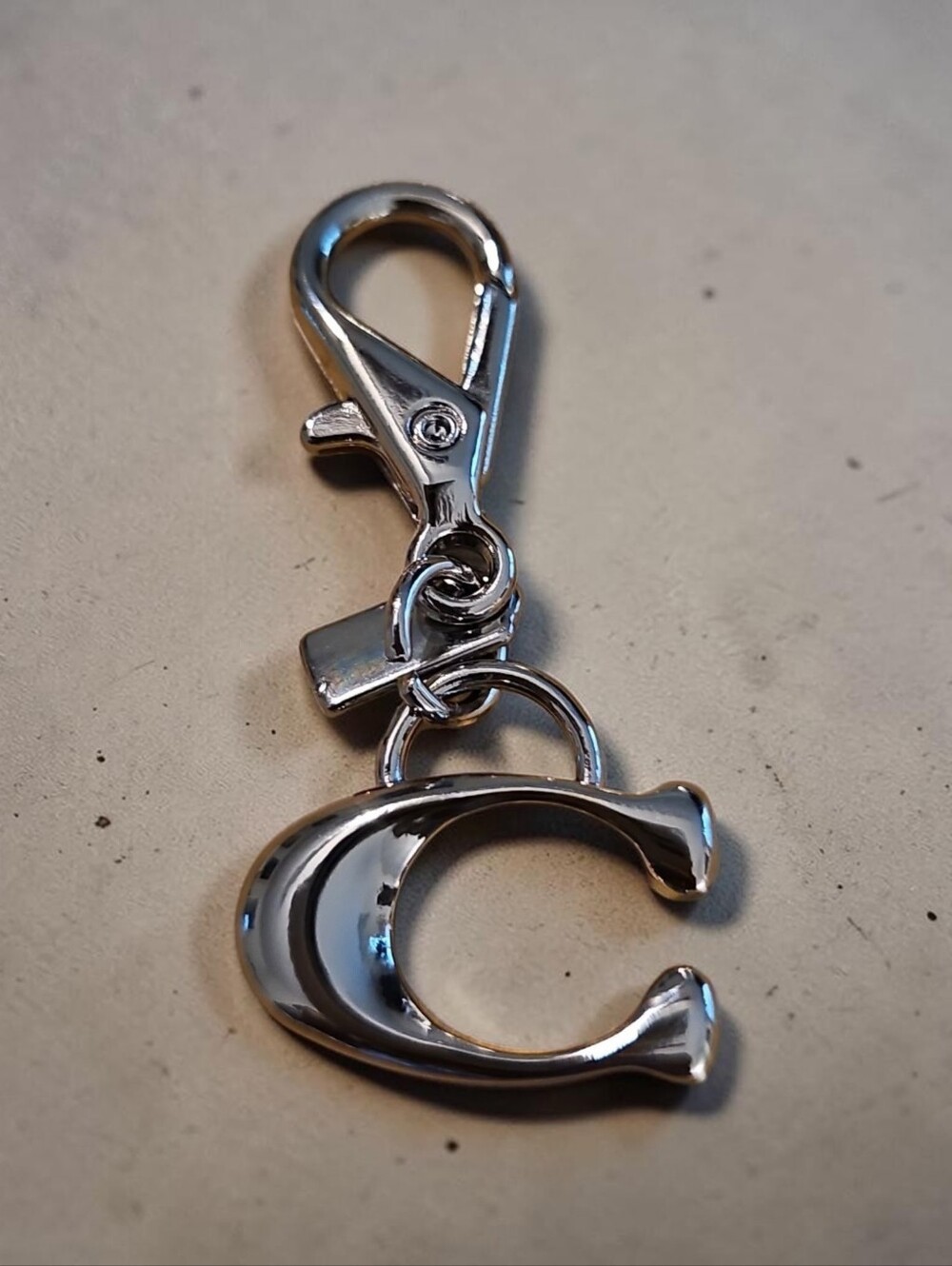 Sassified  Boutique Nwt  Silver Horse & Carriage Charm Key Fob - Picture 2 of 3